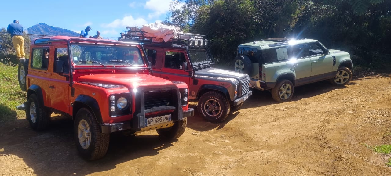 Defender sur une route volcanique de La Réunion